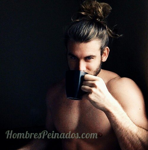 hombre top knot desnudo tomando