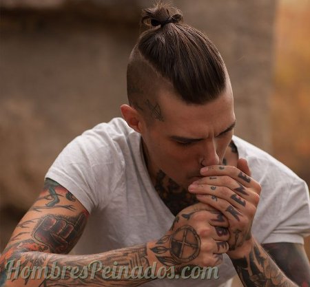 top knot joven tatuado chongo hombre